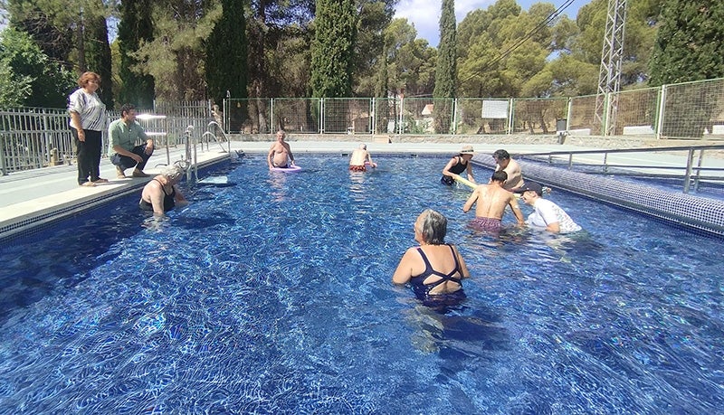 Roberto González y Soledad Martínez visitan la rehabilitada piscina de la Residencia Rodríguez Penalva de Huéscar