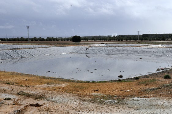 Balsa de purines de las muchas macrogranjas de cerdos que hay en el municipio