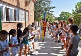 El Cascamorras de Honor, Jesús Samaniego, visita la Escuela de Verano.