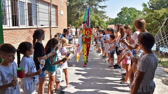 El Cascamorras de Honor, Jesús Samaniego, visita la Escuela de Verano