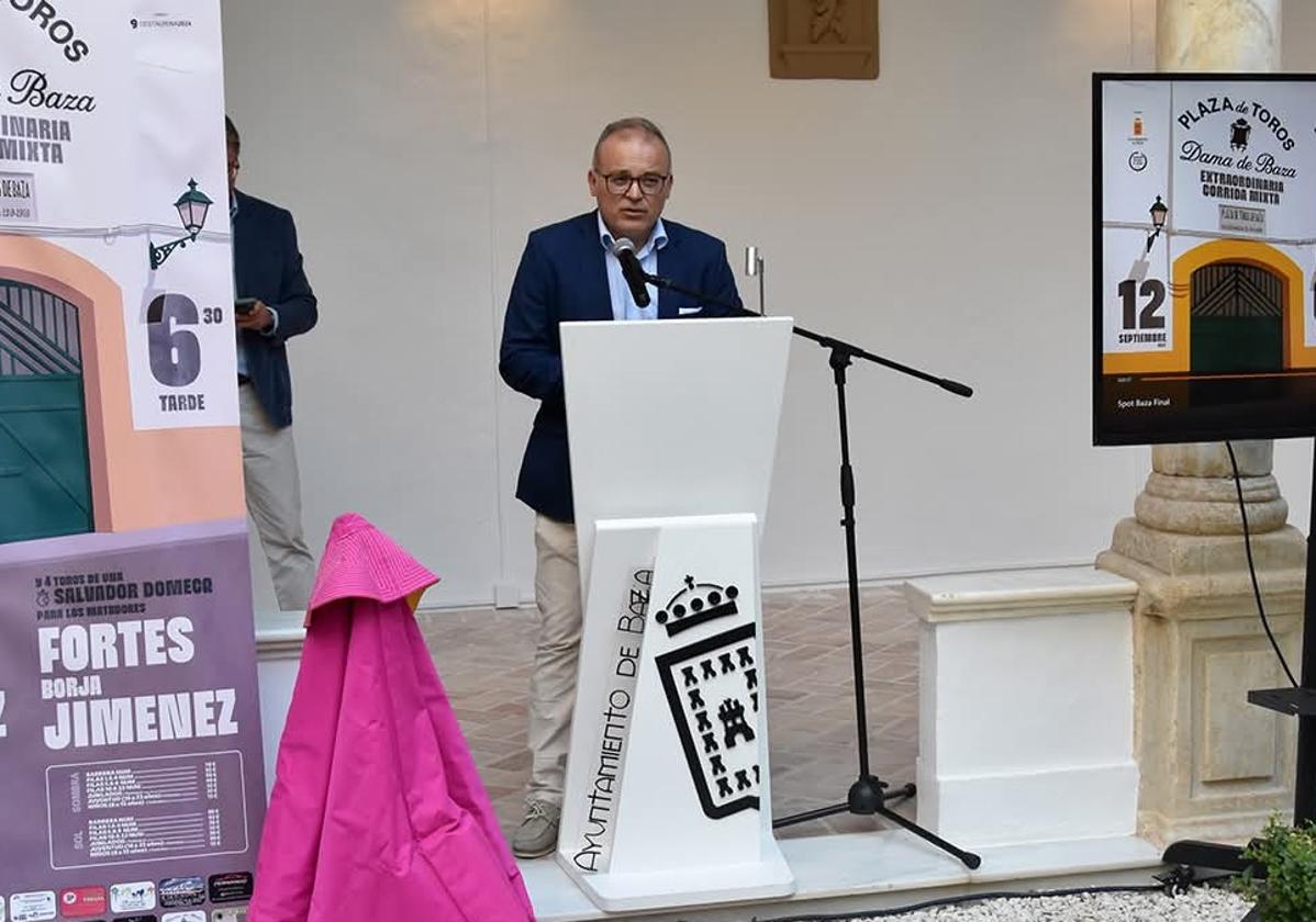 El alcalde de Baza, durante la presentación del cartel taurino de este año con la empresa de la plaza de toros