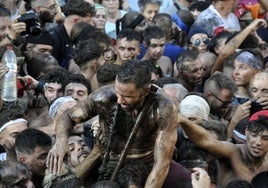 Un momento de la edición del año pasado del Cascamorras en su intento de salir de Baza con la imagen de la Virgen.