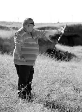 Miguel Fernández en las Arrodeas disparando los cohetes que anuncian la salida del Cascamorras