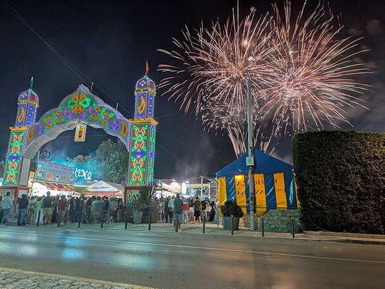 La portada del ferial y los fuegos artificiales anoche en Baza