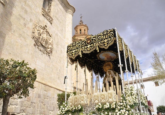 El paso de la Virgen de los Dolores, en su desfile procesional en la mañana del Viernes Santo de Baza