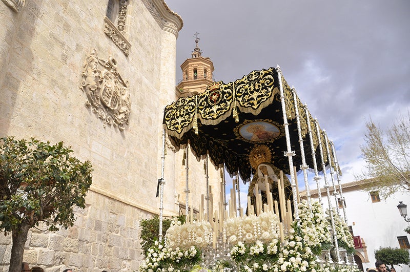 El paso de la Virgen de los Dolores, en su desfile procesional en la mañana del Viernes Santo de Baza