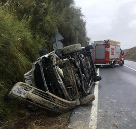 Estado en el que quedo la furgoneta tras salirse de la vía