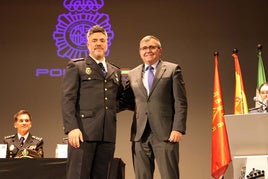 José Antonio Montilla con uno de los policias que ha sido distinguido