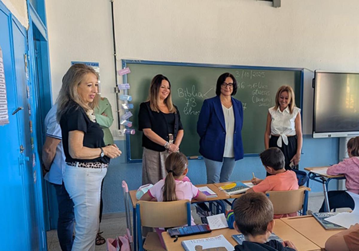 María José Martín durante su visita al colegio Santos Medicos de Cortes de Baza