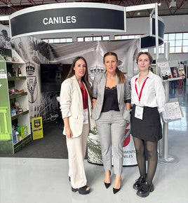 María Pilar Vázquez, alcaldesa de Caniles, en el centro de la foto