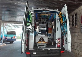 Ambulancia de Urgencias en la puerta del Hospital de Baza