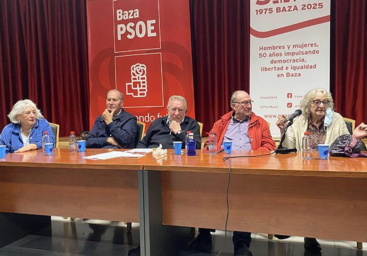 Participantes en la primera charla coloquio del 50 aniversario de la refundación del PSOE de Baza