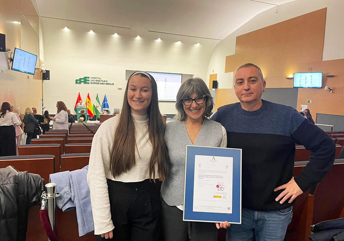 Ana Guirado, muestra la nueva acreditación del Centro AD-HOC