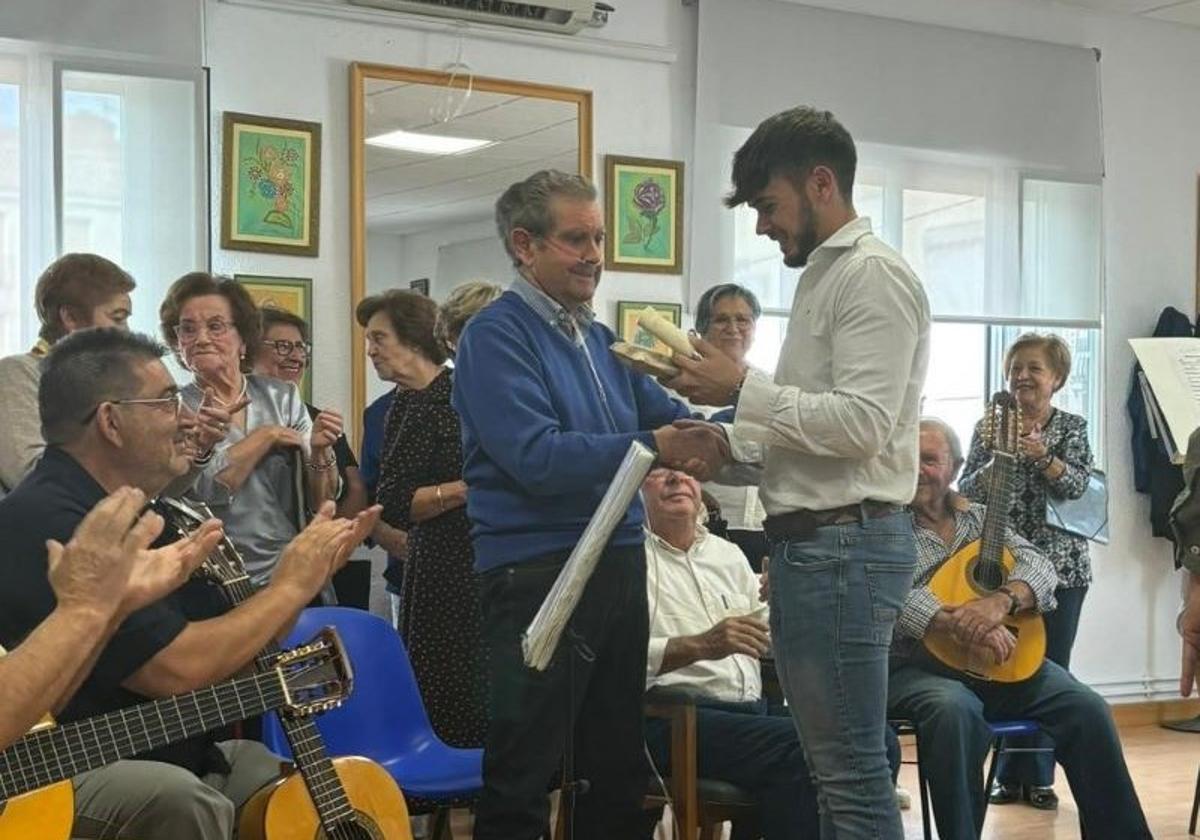 José de la Rosa recibe un obsequio del alcalde de Huéscar Ramón Martinez