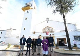 Presidente de la Diputacioón, alcaldesa, cura párroco y diputado posan delante de la iglesia