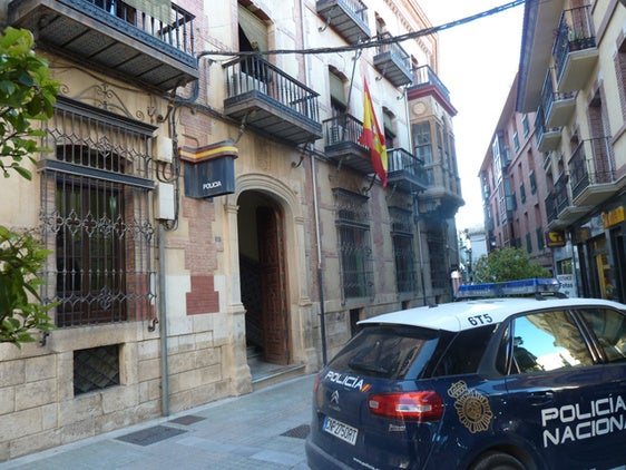 Atraca armado una farmacia, una frutería y una panadería de Baza el mismo día