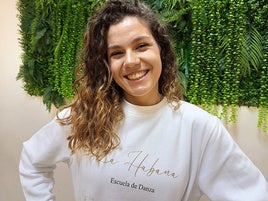 Andrea Abril, sonriente, gestiona dos academias en Huéscar y en Baza