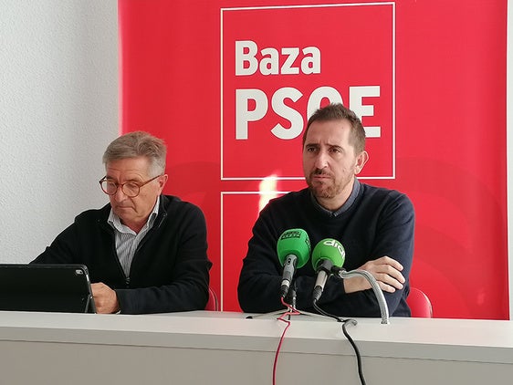 Juan Francisco Torregrosa ( Derecha de la foto) junto al Secretario General del PSOE de Baza
