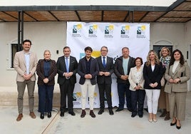 Gabriel Villalobos presidente de AECH con el alcalde, concejales y autoridades provinciales