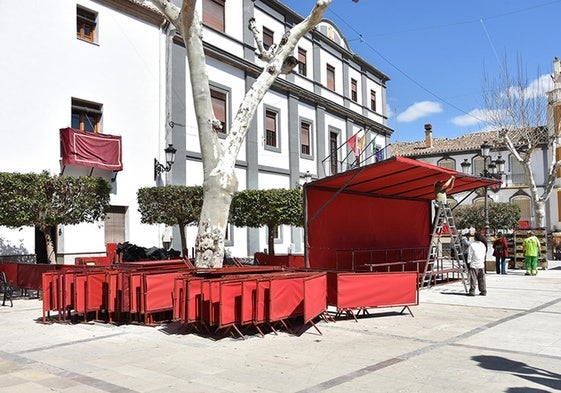 Instalación de la tribuna para el paso de los desfiles procesionales