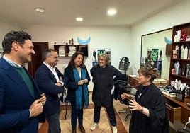 Francis Rodriguez y Roberto González en una peluqueria de Caniles