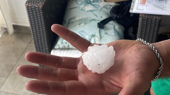 Una fuerte tormenta con granizo como pelotas de golf causa daños en Huéscar