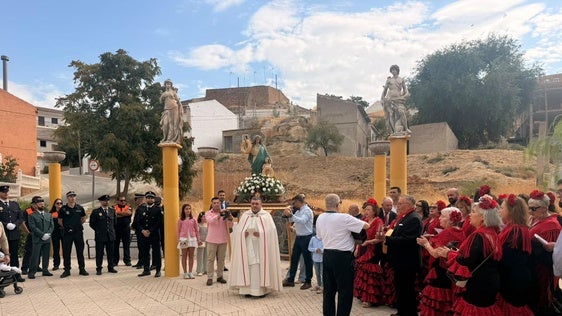 Cuevas del Campo mantiene viva la tradición del Santo Ángel con la procesión y el reparto de rosquillas