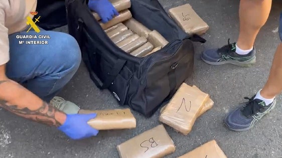 Interceptan en Baza una furgoneta con 326 kilos de cocaína ocultos en varias maletas