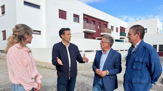 Paco Cuenca durante una comparecencia en Baza junto al secretario general de la agrupación socialista bastetana, Manuel Gavilán