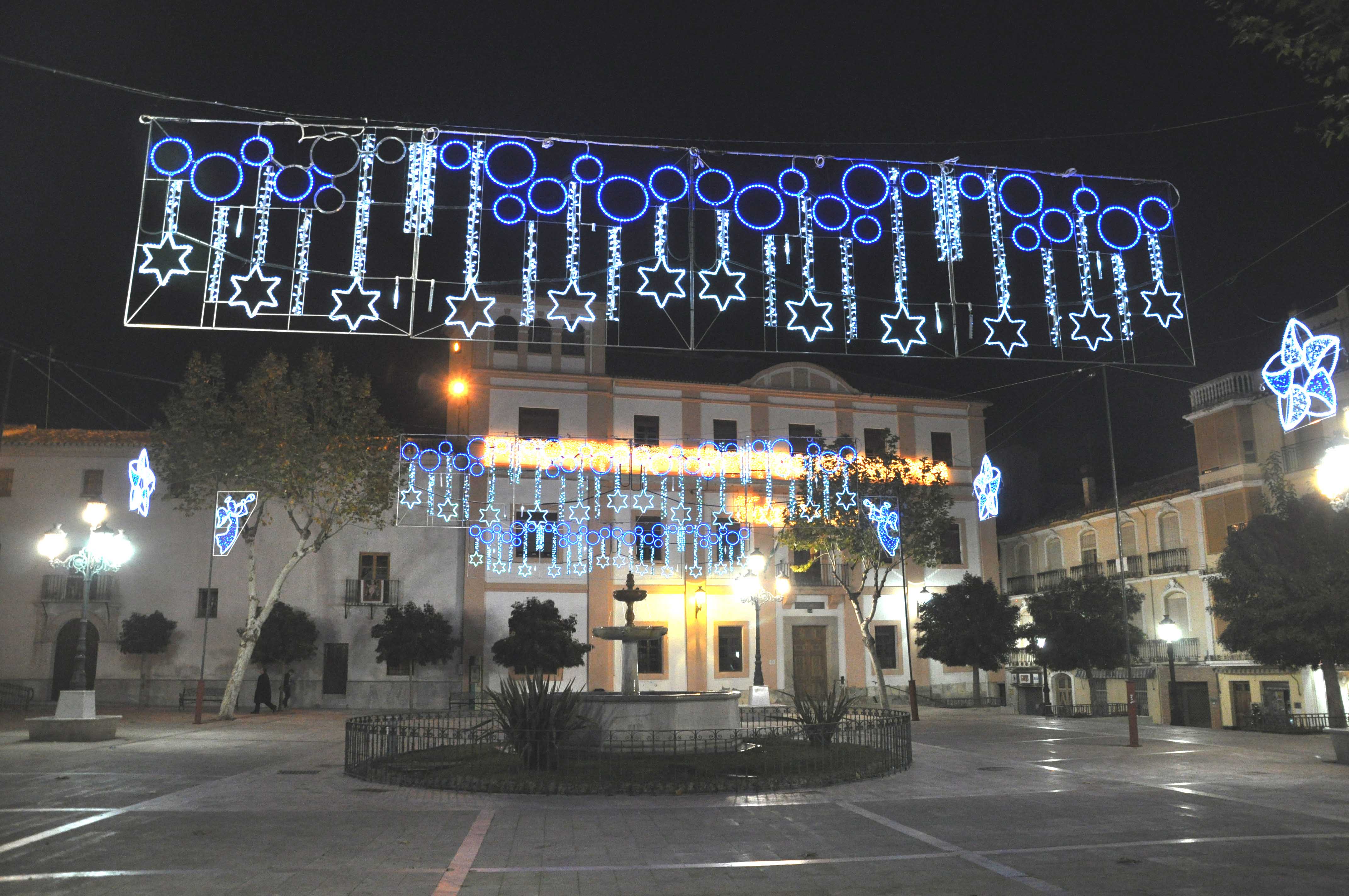El ayuntamiento rectifica a tiempo e instala alumbrado navideño en las calles de Baza