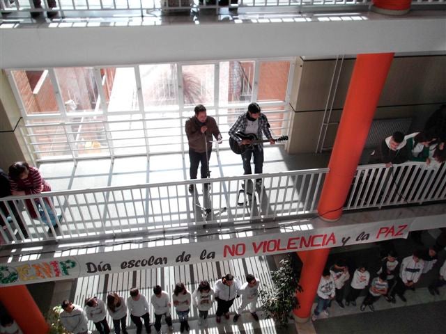 El IES José de Mora y el Colegio San José de Calasanz  de Baza celebran  el Día de la Paz