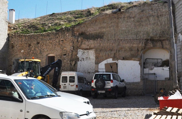 El juzgado acude a embargar dos viviendas y solo encuentran los solares  porque el dueño las derribo hace unos meses