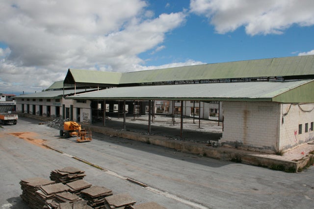 Derriban el edificio de la lonja de Baza para construir viviendas