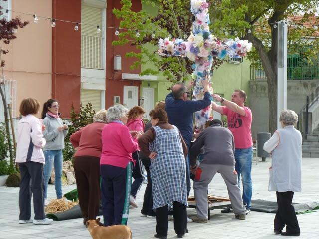 Las calles de Baza se adornan con las cruces de mayo