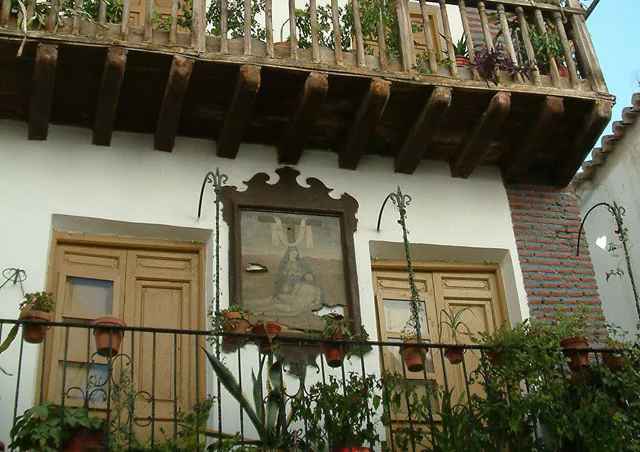 El Ayuntamiento ofrece ayuda para reponer el cuadro robado en los “balcones de palo”