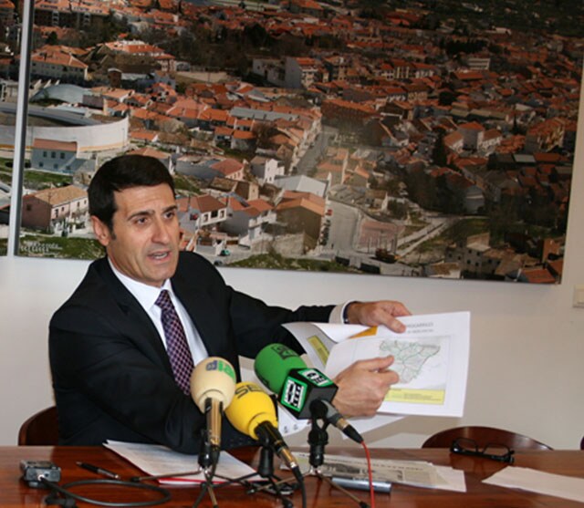 El alcalde de Baza, Pedro Fernández califica de estrategia de confrontación el rechazo de los diputados del PP al  ramal Lorca- Baza- Guadix