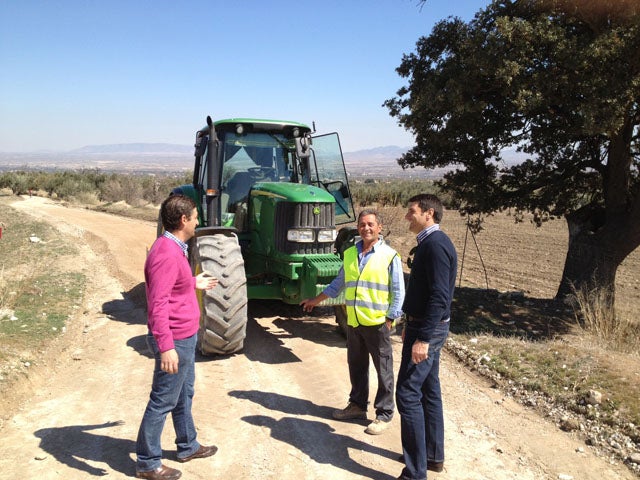 El Ayuntamiento de Baza mejora 4 kilómetros de caminos que dan acceso a explotaciones agrícolas e infraestructuras