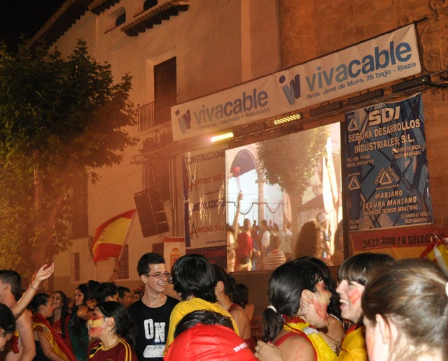 La final entre España e Italia por pantalla gigante en el parque de la Constitución de Baza