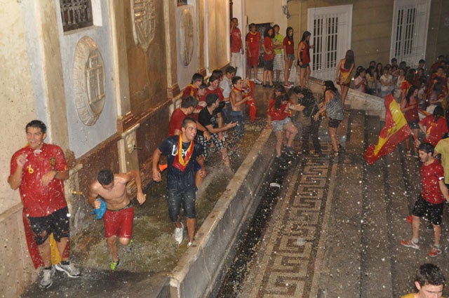 Cientos de jóvenes celebran en Baza la tercera Eurocopa al estilo Cascamorras