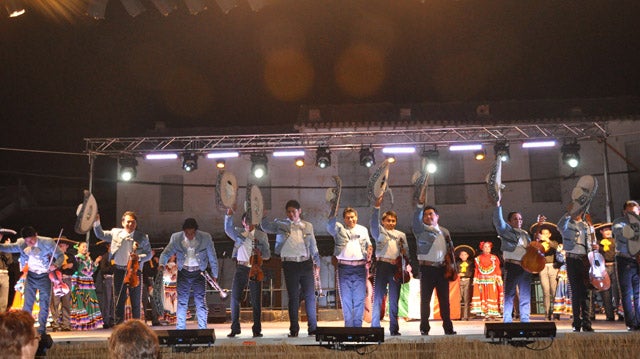 El Mariachi “Son de Hidalgo”  entusiasma al público en la clausura del Festival Internacional de Folklore de Baza