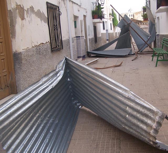 Los bomberos de Baza acuden a Zújar a retirar un tejado desprendido por el viento