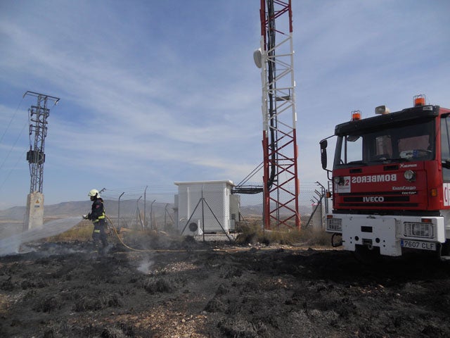 Los bomberos  y efectivos del Infoca sofocan  dos incendios forestales en Baza y Cúllar