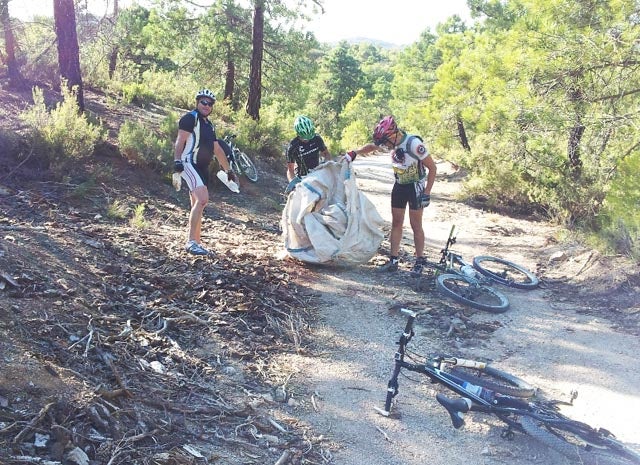 Un grupo de ciclistas denuncia el abandono de grandes bolsas y platicos en el Parque Natural de la Sierra de Baza