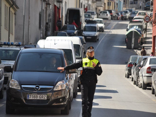 Un dispositivo especial de tráfico ordena la circulación de vehículos en la vuelta al cole  en Baza