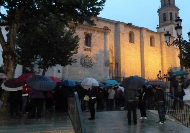 Concentración bajo la lluvia contra los recortes en el hospital de Baza