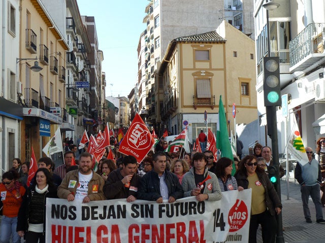 Nula incidencia de la huelga en el comercio y 1.500 personas en la manifestación