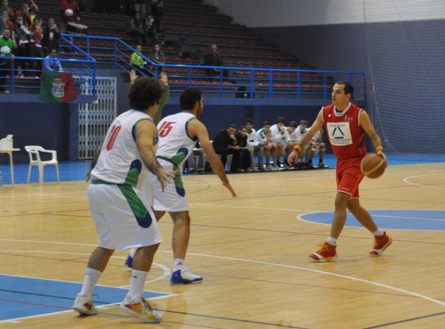La pareja arbitral hace inútil la gran remontada local ante el Fundación Granada que gana 80-84 en Baza