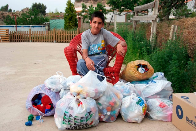 Cruz Roja de Baza entrega un cargamento de tapones a Álvaro el joven de Benalua de Guadix que sufre una rara enfermedad