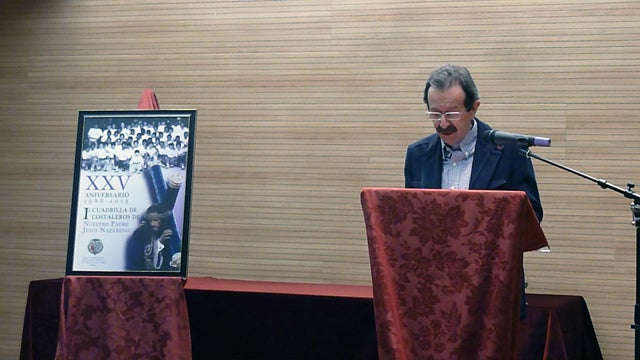 Jesús Pedrosa presenta el cartel de XXV aniversario de la cuadrilla de costaleros de la cofradía del Nazareno de Baza
