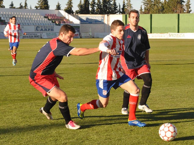 El Baza suma un punto ante el Oriente y el árbitro le escamotea un penalti en el minuto 91